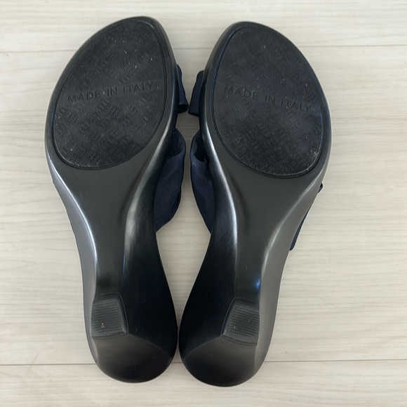 Navy Blue Italian shoemaker slip on with rhinestones size 9. Good condition - Picture 3 of 4